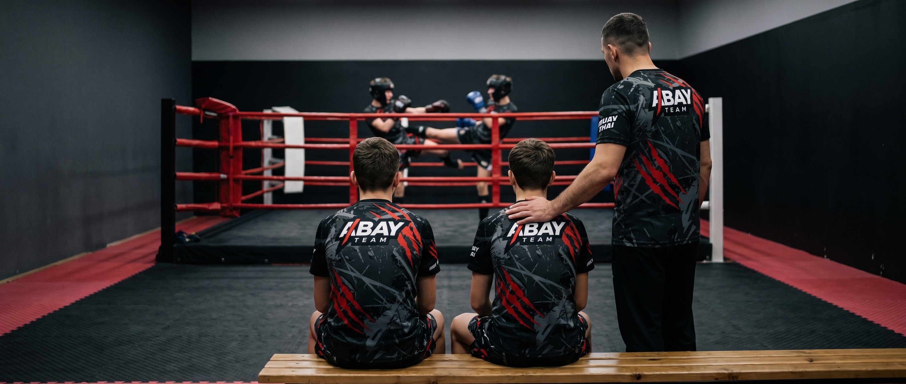 Тренер ABAY TEAM с учениками у ринга на тренировке